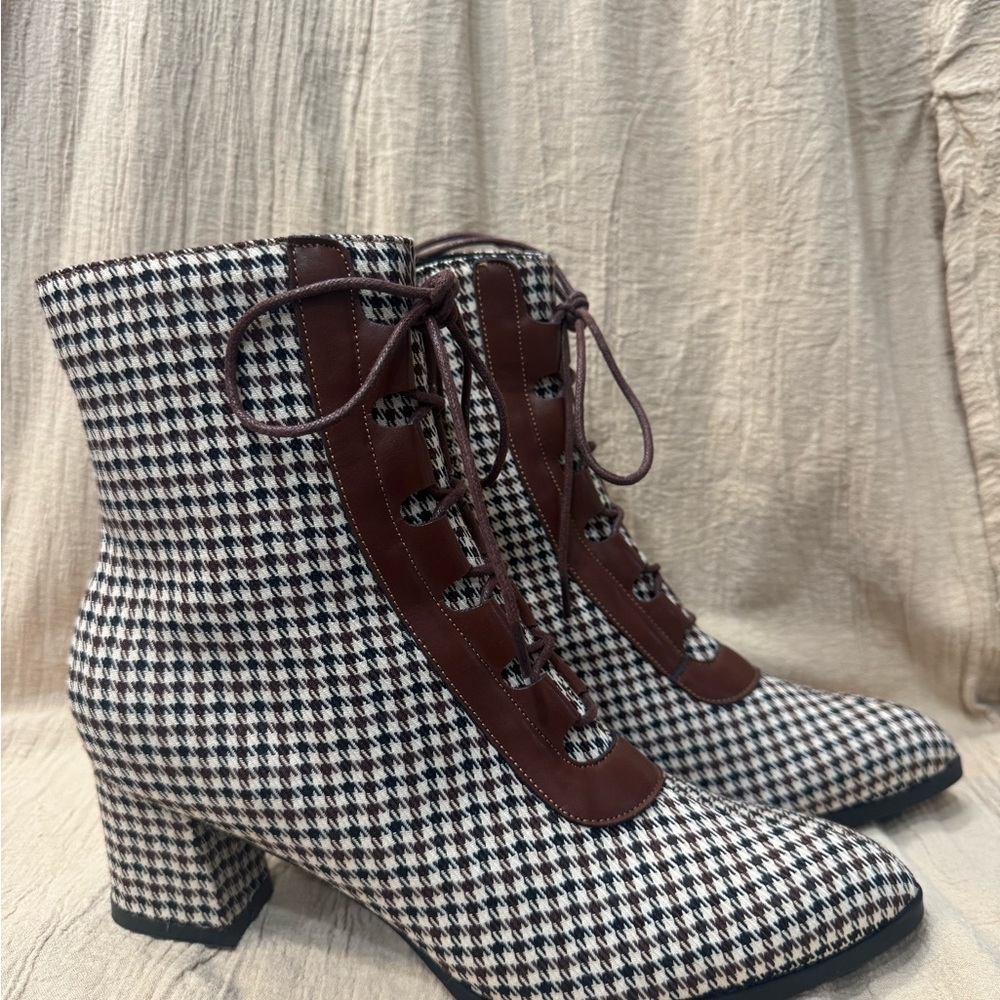 Elegant Houndstooth Lace-Up Ankle Boots - Picture 2 of 5
